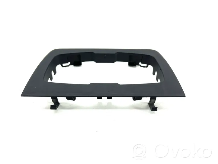 BMW 3 F30 F35 F31 Rivestimento della console di illuminazione installata sul rivestimento del tetto 9218531