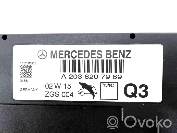 Mercedes-Benz C W203 Pystyantennivahvistin A2038207989