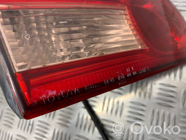 Toyota Avensis Verso Lampy tylnej klapy bagażnika 4441