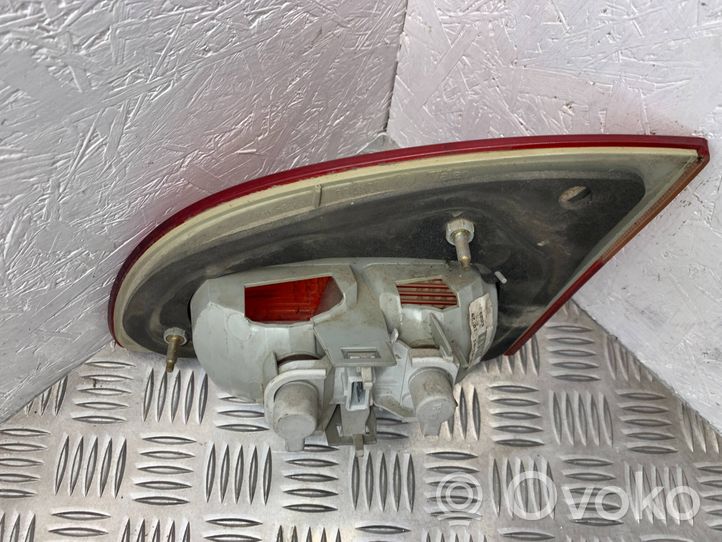 Toyota Avensis T220 Lampy tylnej klapy bagażnika 89022026