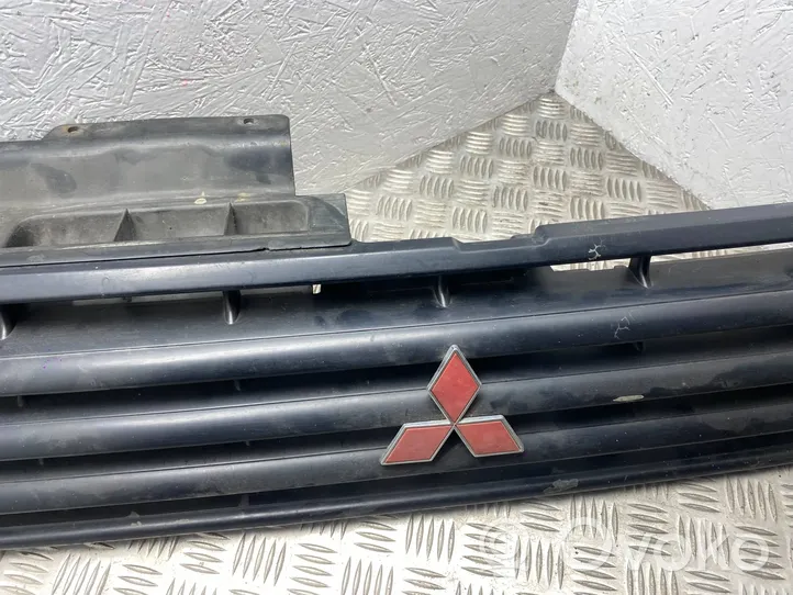 Mitsubishi Pajero Rejilla superior del radiador del parachoques delantero 