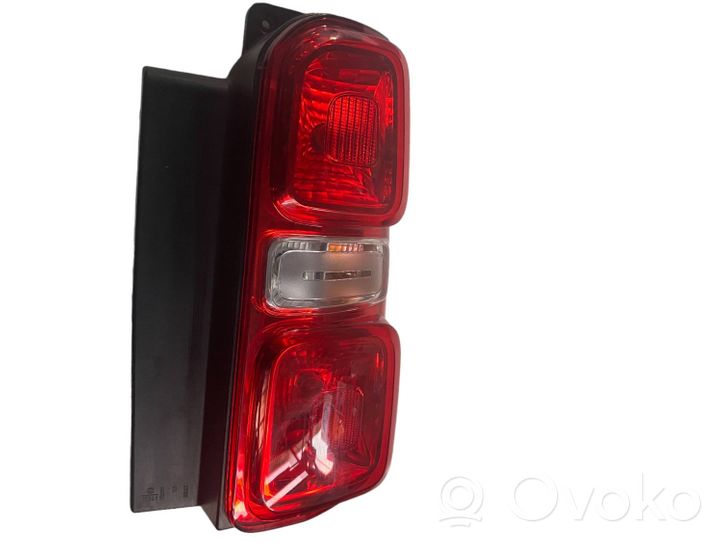 Opel Vivaro Rear/tail lights 9808243082