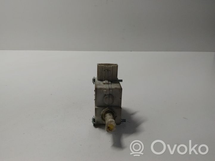 Volkswagen Golf V Serratura del tappo del serbatoio del carburante 1K6810773