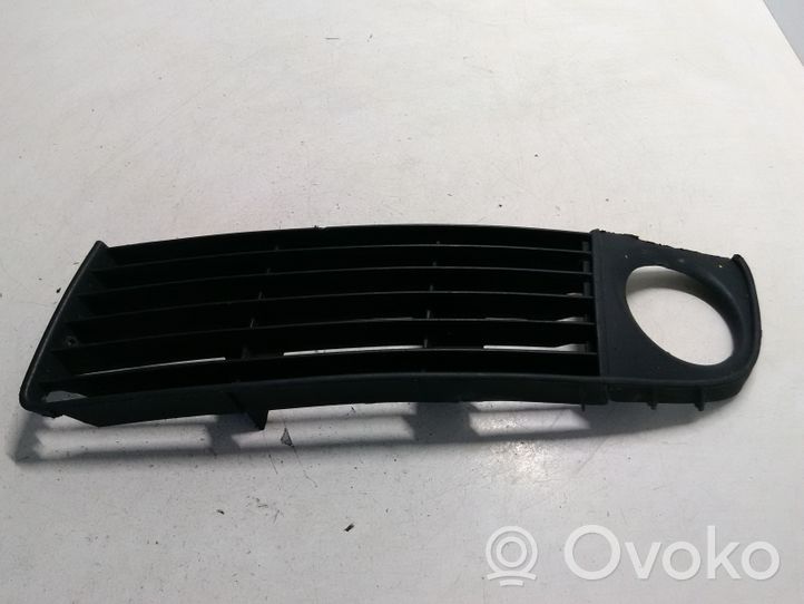 Volkswagen Golf III Grille antibrouillard avant 4B0807681R