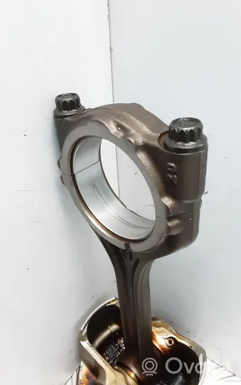 Mitsubishi Outlander Piston with connecting rod 