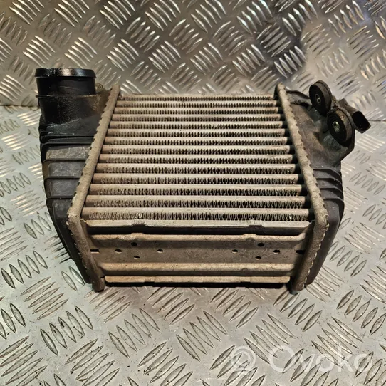 Volkswagen Golf IV Chłodnica powietrza doładowującego / Intercooler 