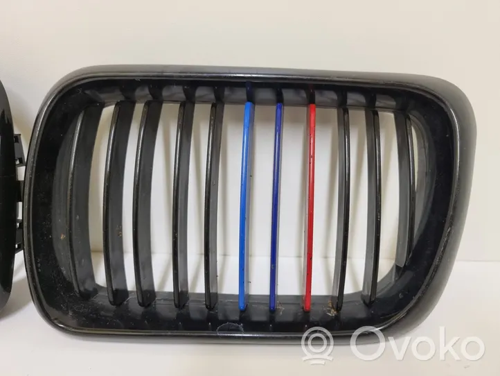 BMW 3 E36 Griglia superiore del radiatore paraurti anteriore 