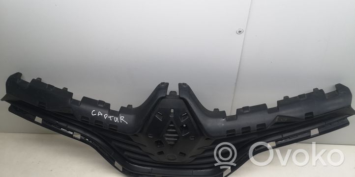 Renault Captur Maskownica / Grill / Atrapa górna chłodnicy 623102335R