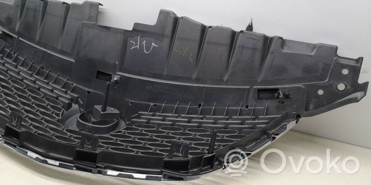 Mazda MPV II LW Maskownica / Grill / Atrapa górna chłodnicy LE43B0712