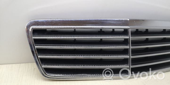 Mercedes-Benz CLK A208 C208 Grille calandre supérieure de pare-chocs avant 2088800085