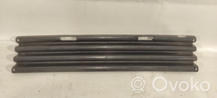 Mercedes-Benz E W210 Mascherina inferiore del paraurti anteriore A2108850223