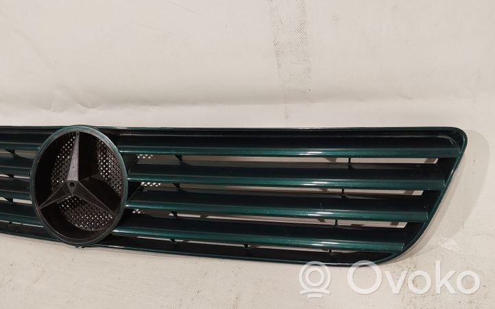 Mercedes-Benz Vito Viano W638 Grille calandre supérieure de pare-chocs avant A6388880515