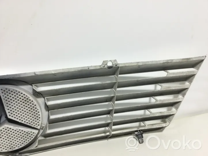 Mercedes-Benz Sprinter W901 W902 W903 W904 Atrapa chłodnicy / Grill 9018880223