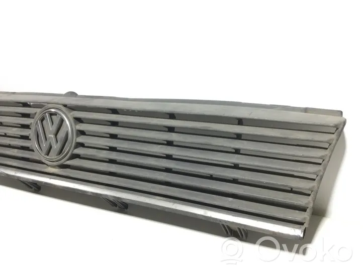 Volkswagen PASSAT B2 Griglia superiore del radiatore paraurti anteriore 321853653K