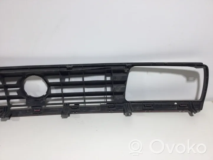 Volkswagen Jetta II Front bumper upper radiator grill 165853653E