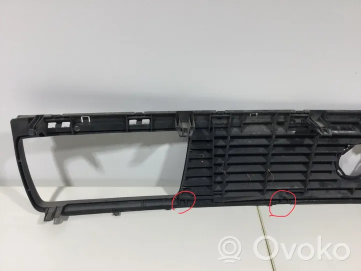 Volkswagen Jetta II Front bumper upper radiator grill 165853653