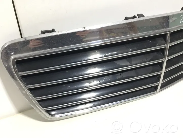 Mercedes-Benz CLK A208 C208 Grille calandre supérieure de pare-chocs avant 2088800085