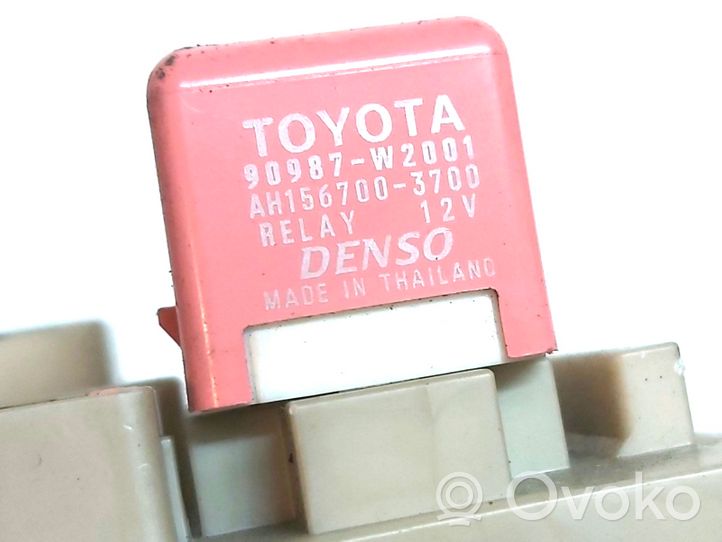 Toyota Avensis T270 Saugiklių blokas 8273005J90