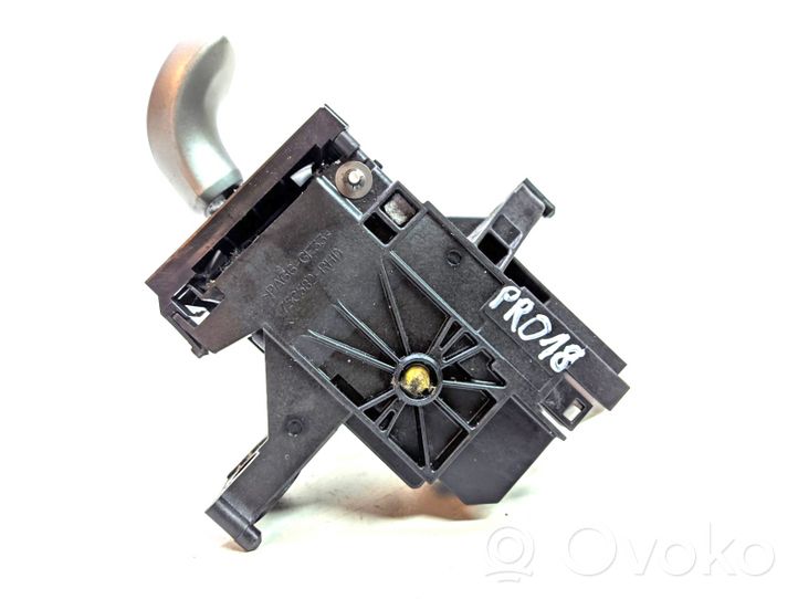 Toyota Prius (XW30) Gear shifter/selector 75C582