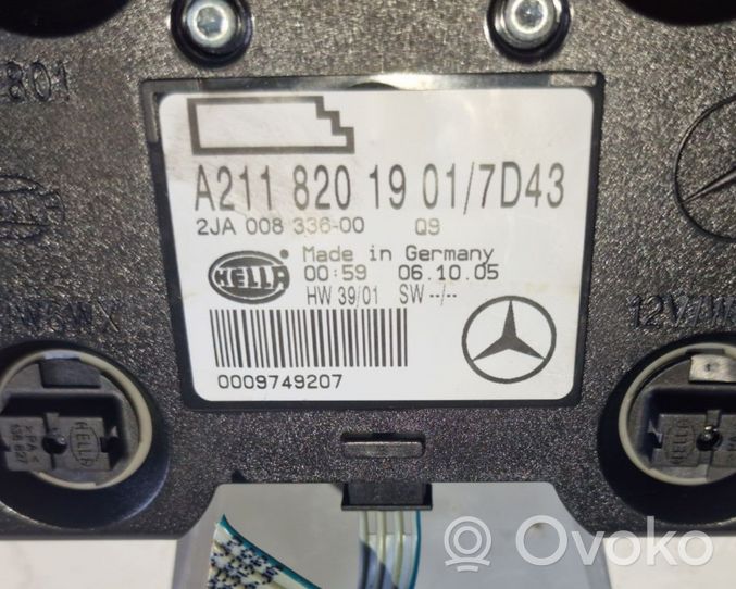 Mercedes-Benz E W211 Lampka podsufitki tylna A2118201901