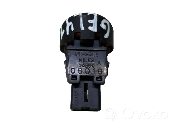 Nissan Juke I F15 Hazard light switch 06019