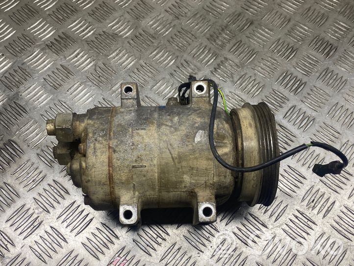 Volkswagen PASSAT B5 Ilmastointilaitteen kompressorin pumppu (A/C) 8D0260805D