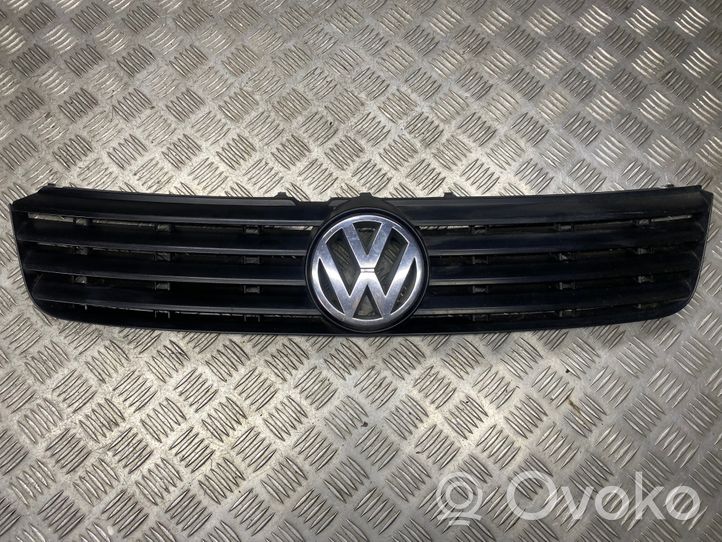 Volkswagen PASSAT B5 Grotelės viršutinės 3B0853653C