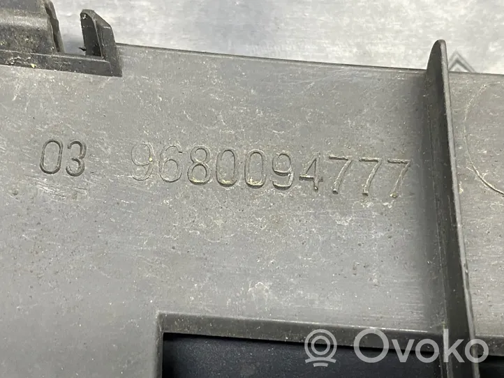 Citroen C3 Grille calandre supérieure de pare-chocs avant 9680094777