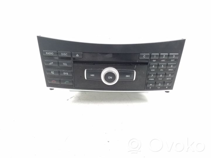 Mercedes-Benz E C207 W207 Panel / Radioodtwarzacz CD/DVD/GPS A2129004910