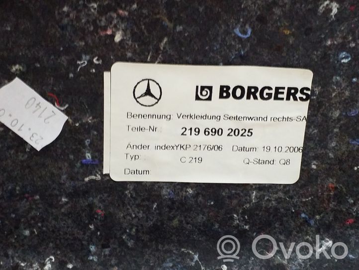 Mercedes-Benz CLS C219 Tavaratilan sivuverhoilu 