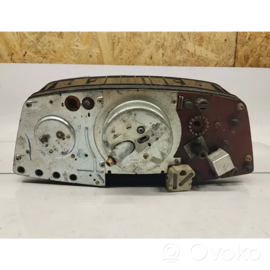 Mercedes-Benz 200 300 W123 Speedometer (instrument cluster) 0105425906