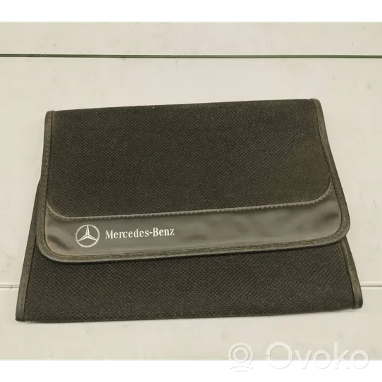 Mercedes-Benz E W210 Otros repuestos del interior 2108990161