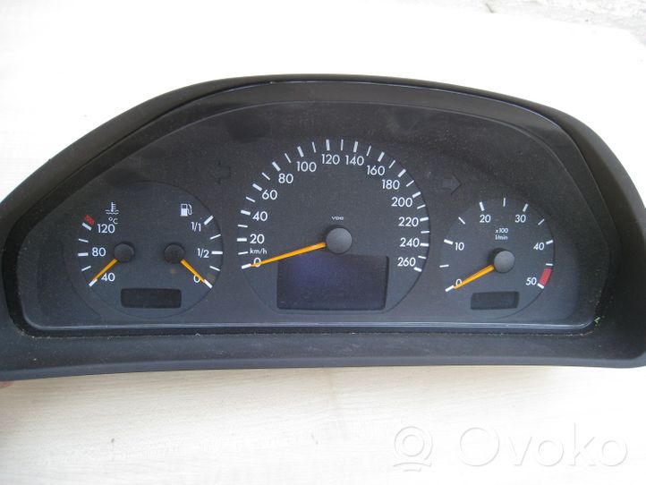 Mercedes-Benz E W210 Compteur de vitesse tableau de bord A2105402811