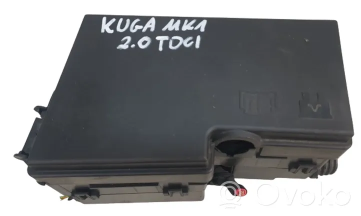 Ford Kuga I Boîte à fusibles 3M5T14A142AB