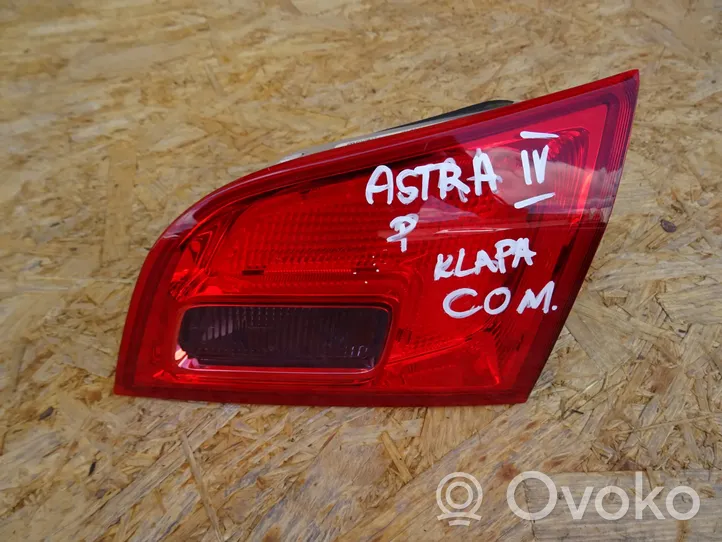 Opel Astra J Luci posteriori del portellone del bagagliaio 