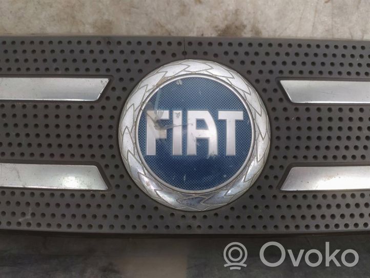 Fiat Multipla Etupuskurin ylempi jäähdytinsäleikkö 