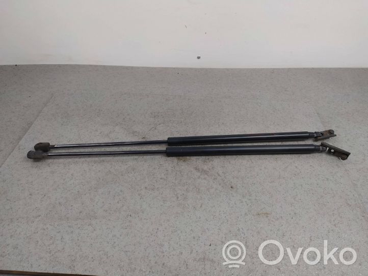 Mitsubishi Lancer VIII Staffa di rinforzo per ammortizzatore bagagliaio 5802A131 5802A132