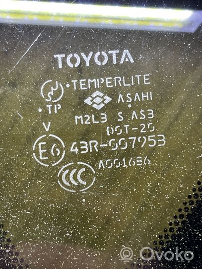 Toyota RAV 4 (XA30) Szyba karoseryjna tylna 