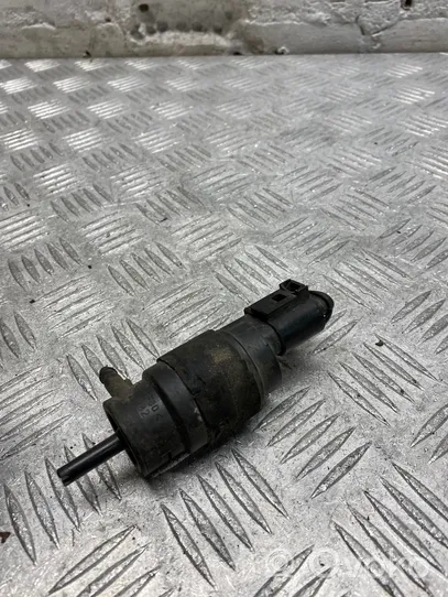 Audi A4 S4 B8 8K Tuulilasi tuulilasinpesimen pumppu 8K5955647