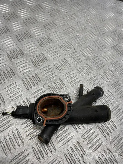 Volkswagen PASSAT B7 Boîtier de thermostat / thermostat 03L121131A