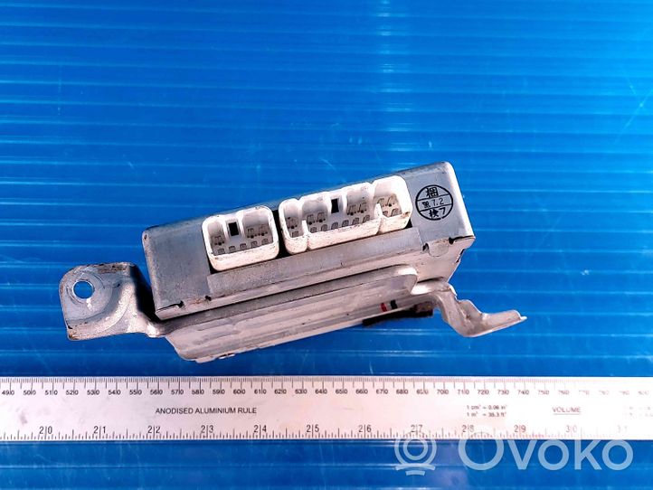 Toyota Land Cruiser (J100) Module de commande suspension pneumatique arrière 8922760020