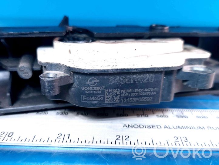 Ford Focus Jäähdyttimen jäähdytinpuhaltimen suojus BM518476AB