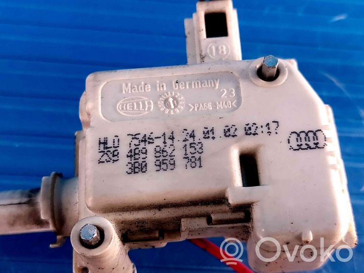 Audi A4 S4 B5 8D Siłownik zamka tylnej klapy bagażnika 3B0959781