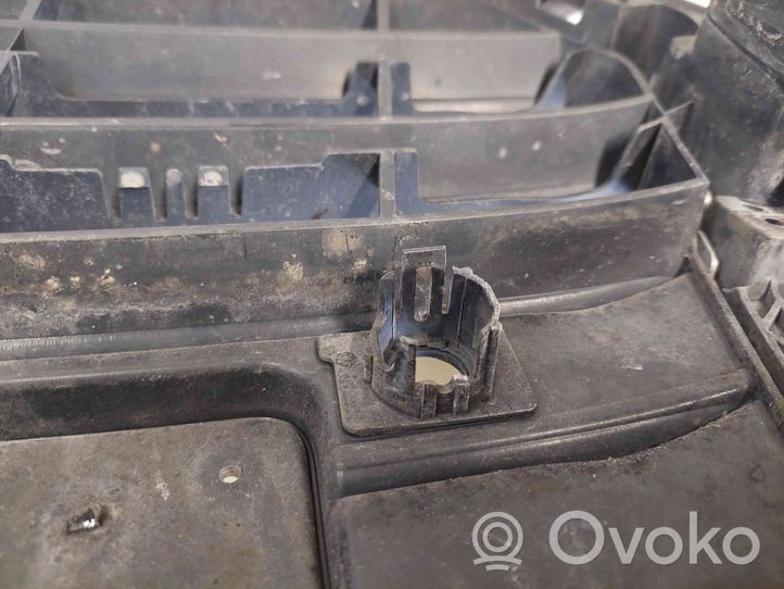 Audi A4 S4 B8 8K Etupuskurin ylempi jäähdytinsäleikkö 8K0853651E