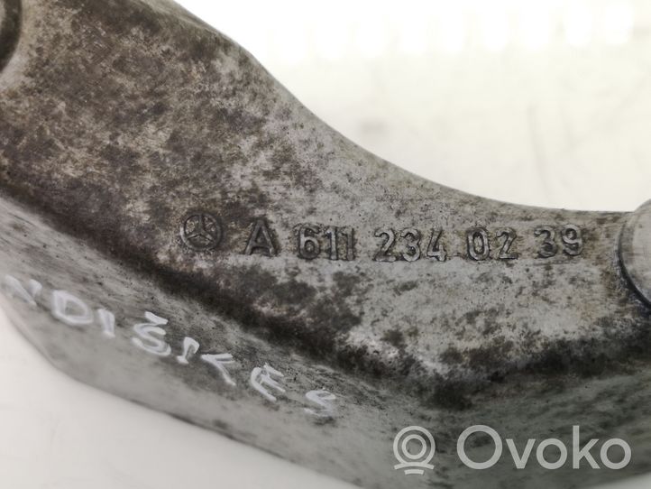 Mercedes-Benz E W211 Staffa di montaggio del compressore dell’A/C A6112340239