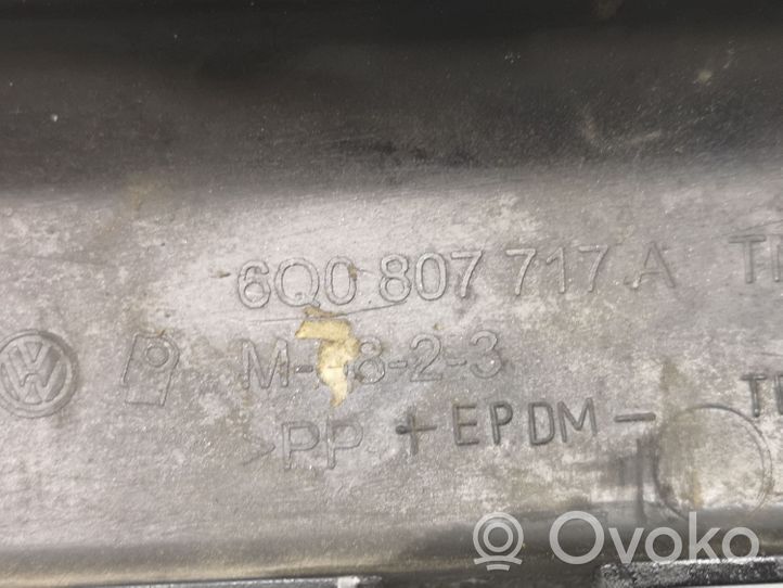 Volkswagen Polo IV 9N3 Modanatura separatore del paraurti anteriore 6Q0807717A