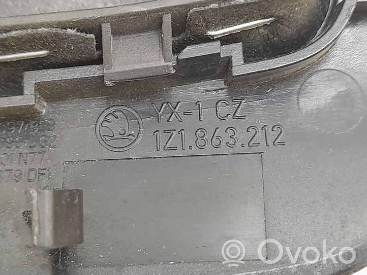 Skoda Octavia Mk2 (1Z) Rivestimento in plastica cornice della leva del cambio 1Z1863212