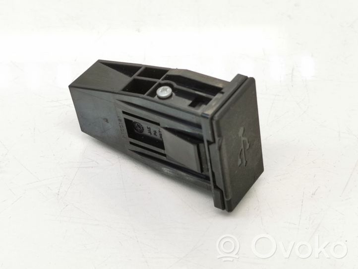 Mitsubishi ASX USB-pistokeliitin K100181