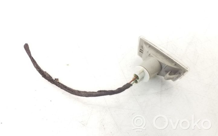 Opel Astra H Indicatore di direzione del parafango anteriore 13252455