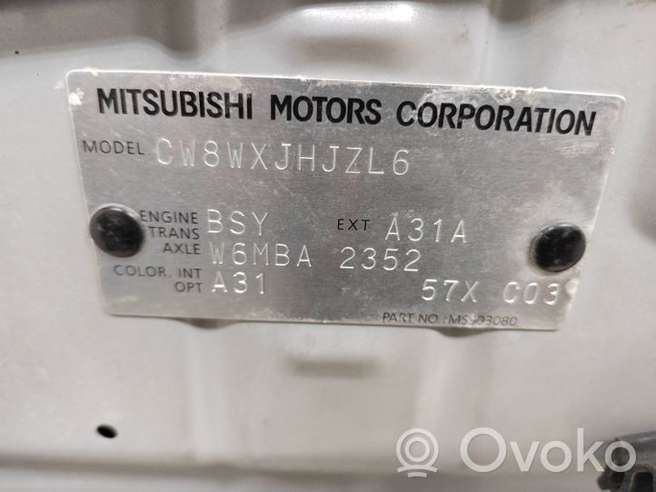 Mitsubishi Outlander Konepelti 